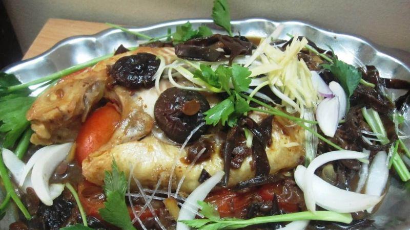 Món cá diêu hồng hấp nấm hương là lựa chọn lý tưởng để bữa cơm cuối tuần trở nên hấp dẫn, dễ làm mà vẫn đầy hương vị ngon miệng.