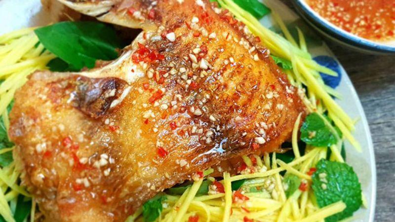 Hướng dẫn chế biến món cá diêu hồng chiên giòn kèm gỏi xoài bằm mắm chua ngọt, đậm đà hương vị miền Tây.