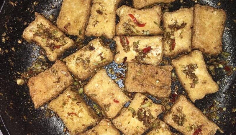 Khám phá 10 món ăn từ đậu hũ thơm ngon, dễ làm, giúp các chị em khoe tài nấu nướng đầy ấn tượng.