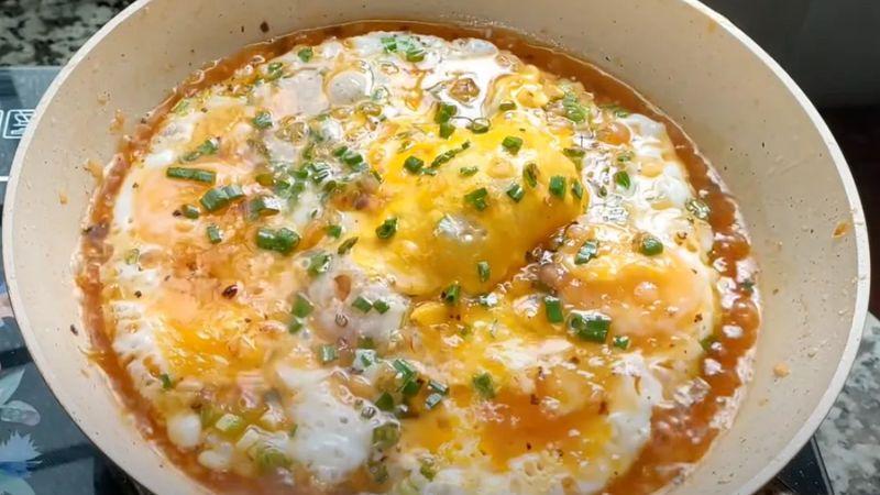 Trứng chiên nước mắm – một món ăn đơn giản nhưng lại cực kỳ hấp dẫn, thích hợp để ăn kèm với cơm trắng hoặc chấm cùng bánh mì thơm ngon.