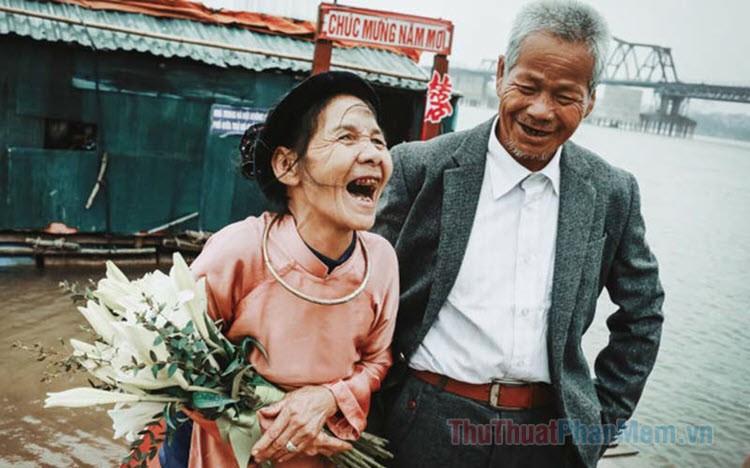 Khoảnh khắc hạnh phúc của cặp vợ chồng già bên nhau
