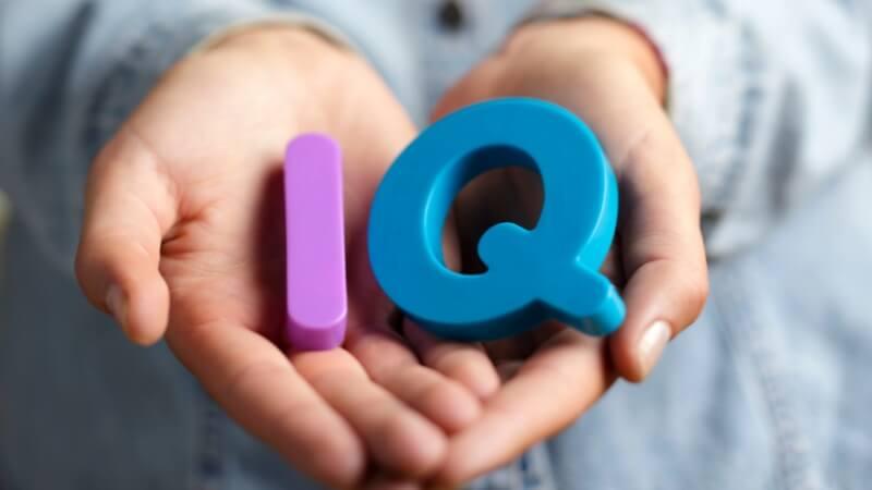 EQ và IQ là những khái niệm gì? Đâu là yếu tố quyết định giữa trí tuệ cảm xúc (EQ) và trí tuệ logic (IQ)?