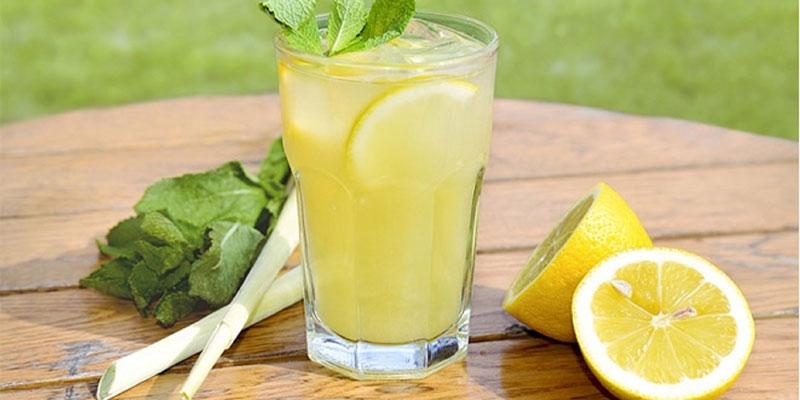 Trà chanh mang lại vô vàn lợi ích cho sức khỏe, từ việc giải khát đến giúp cơ thể thanh lọc. Nó không chỉ làm dịu cơn cảm lạnh mà còn là một người bạn đồng hành hiệu quả trong việc ngăn ngừa ung thư. Khám phá những tác dụng tuyệt vời của thức uống này để cải thiện sức khỏe của bạn.