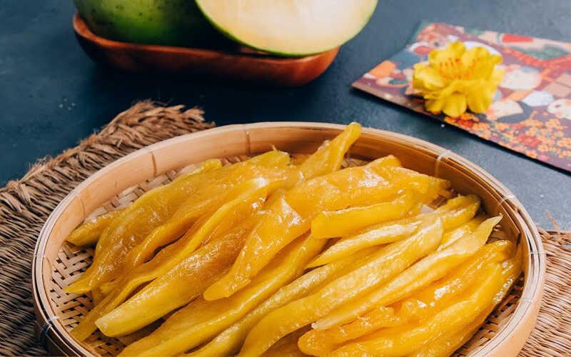 Khám phá hai công thức làm mứt xoài thơm ngon, ngọt ngào, lý tưởng cho mùa Tết cổ truyền.