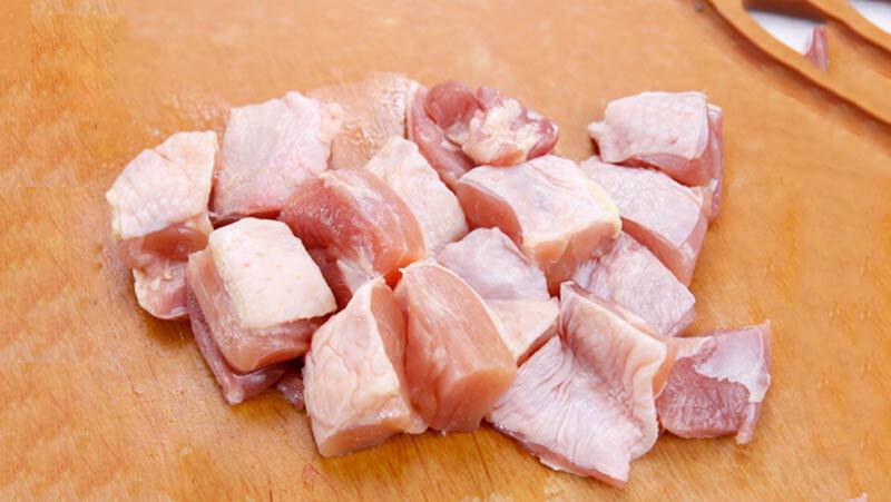 Khám phá công thức gà om xì dầu với thịt gà ngọt mềm, màu sắc hấp dẫn và hương vị đậm đà.