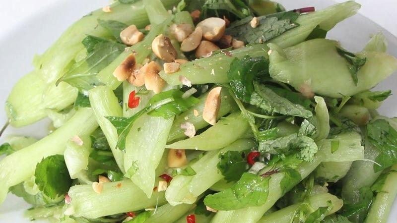 Khám phá hương vị mới mẻ với món nộm dọc mùng giòn ngon đầy quyến rũ