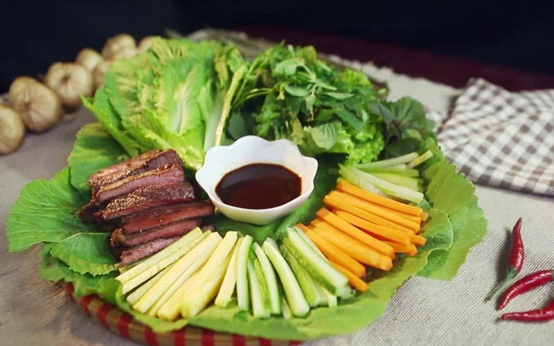 Khám phá cách chế biến món bò cuộn lá cải ngon lành, đơn giản ngay tại nhà, như thể đang thưởng thức tại nhà hàng.