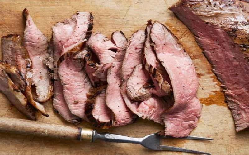 Steak là món ăn nổi bật trong ẩm thực phương Tây, được chế biến từ thịt bò hoặc các loại thịt khác, với hương vị đặc biệt tùy theo cách chế biến và mức độ chín của từng miếng thịt. Vậy, steak là gì và các loại steak nào hấp dẫn nhất?