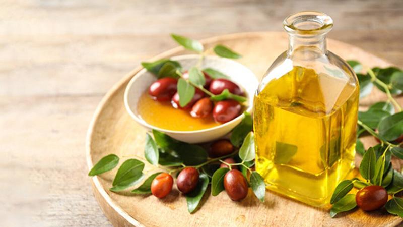 Dầu jojoba là một loại dầu tự nhiên, chiết xuất từ hạt của cây jojoba, với nhiều công dụng tuyệt vời cho sắc đẹp. Vậy, dầu jojoba có những lợi ích gì đối với làn da và cơ thể của bạn?