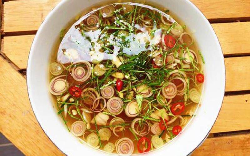Khám phá công thức nước mắm sả ớt thơm ngon, chuẩn vị để chấm ốc, mang đến hương vị đậm đà khó cưỡng.