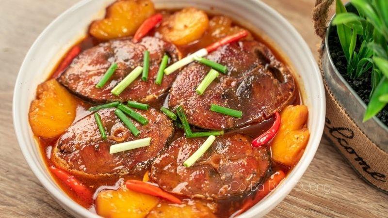 Cá ngừ kho thơm, với hương vị mặn mà, đậm đà khiến bữa cơm gia đình thêm phần thơm ngon và đầy hấp dẫn.