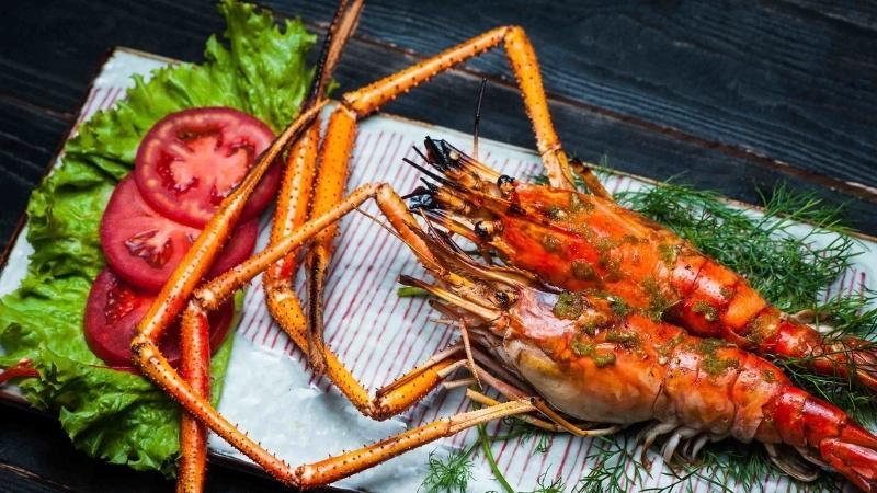 Hướng dẫn làm tôm càng xanh nướng sa tế đậm đà, món ăn thơm ngon mê ly, giúp bữa cơm thêm phần hấp dẫn.