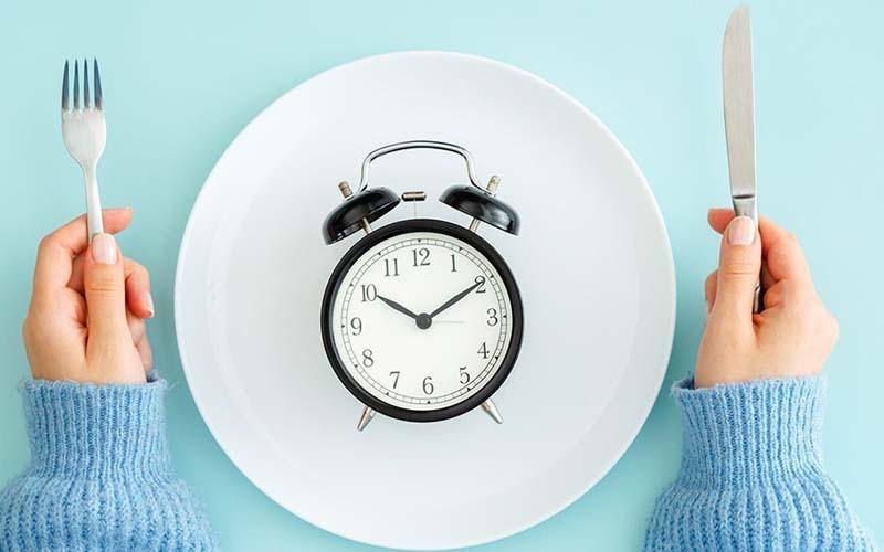 Liệu nhịn ăn tối có thực sự có lợi cho sức khỏe? Khám phá 5 nguy cơ tiềm ẩn khi bạn bỏ qua bữa tối
