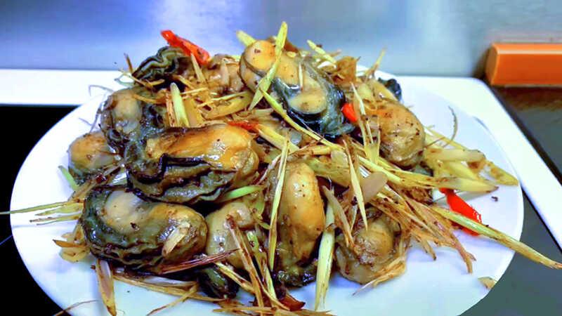 Hướng dẫn chế biến món hàu xào sả ớt cay, đậm đà hương vị khó quên