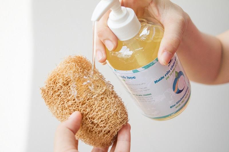 Nước rửa chén sinh học là sản phẩm tẩy rửa được chiết xuất từ thiên nhiên, mang lại sự khác biệt rõ rệt so với các loại nước rửa chén thông thường. Vậy cụ thể nước rửa chén sinh học có gì đặc biệt?