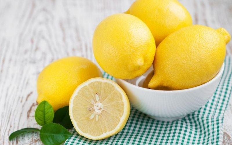 Chanh tươi không chỉ giúp làm gia vị, mà còn là bí quyết giữ quần áo luôn trắng sáng mà không lo phai màu. Đây là mẹo tẩy quần áo đơn giản nhưng cực kỳ hiệu quả.