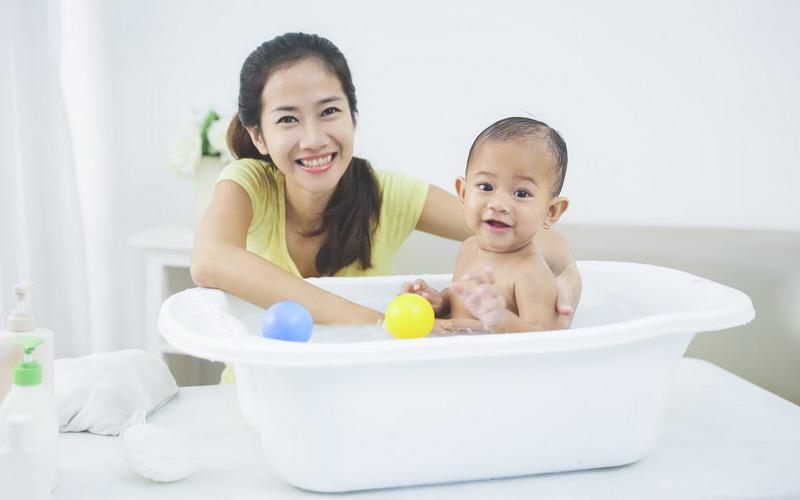 Mùa mưa bão đến, việc chăm sóc trẻ nhỏ sao cho hợp lý để tránh bệnh tật là điều vô cùng quan trọng. Làm thế nào để bảo vệ bé yêu khỏi nguy cơ mắc bệnh trong những ngày thời tiết xấu? Hãy cùng tìm hiểu ngay.