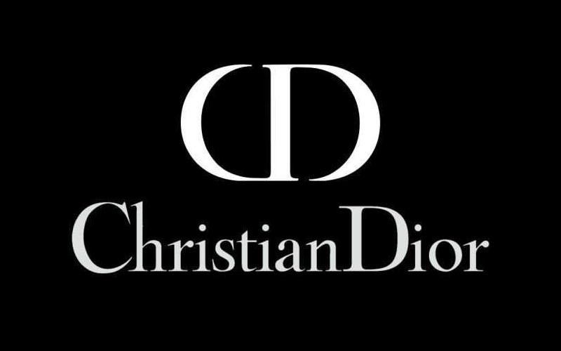 Khám phá vẻ đẹp quyến rũ của nước hoa Miss Dior, dòng sản phẩm làm say đắm trái tim phái đẹp.