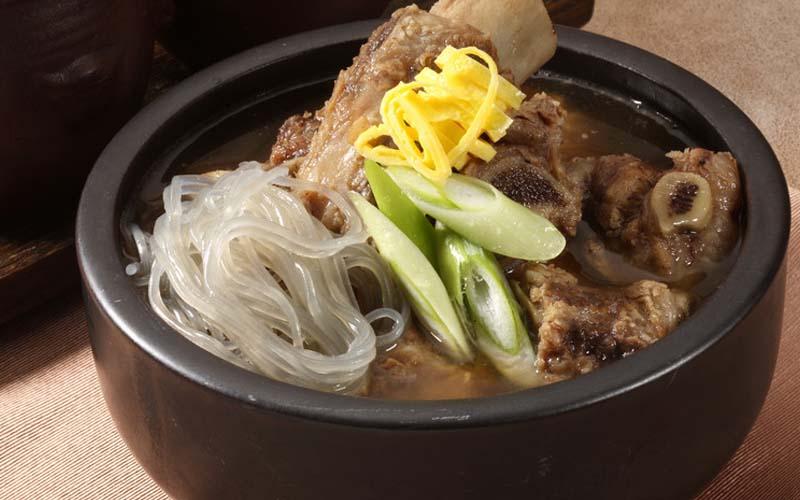 Khám phá công thức nấu canh sườn bò Hàn Quốc thơm ngon, bổ dưỡng, giúp gia đình bạn thêm khỏe mạnh và tràn đầy năng lượng
