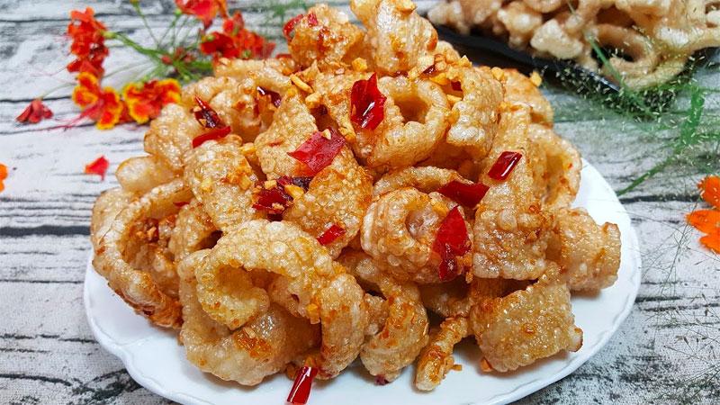 Khám phá cách chế biến da heo chiên giòn cháy tỏi, món ăn vặt hấp dẫn không thể bỏ qua.