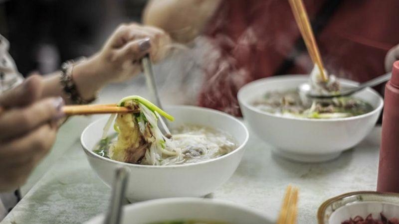 Những thói quen xấu khi thưởng thức bún, phở cần tránh để bảo vệ sức khỏe của bạn.