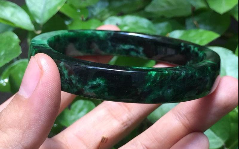Khám phá ý nghĩa phong thủy của vòng cẩm thạch và cách sử dụng đúng để thu hút may mắn và bình an vào cuộc sống.