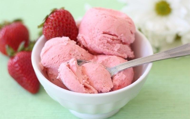 Khám phá cách làm kem gelato sữa dâu kiểu Ý thơm ngon ngay tại nhà mà không cần đến máy làm kem.