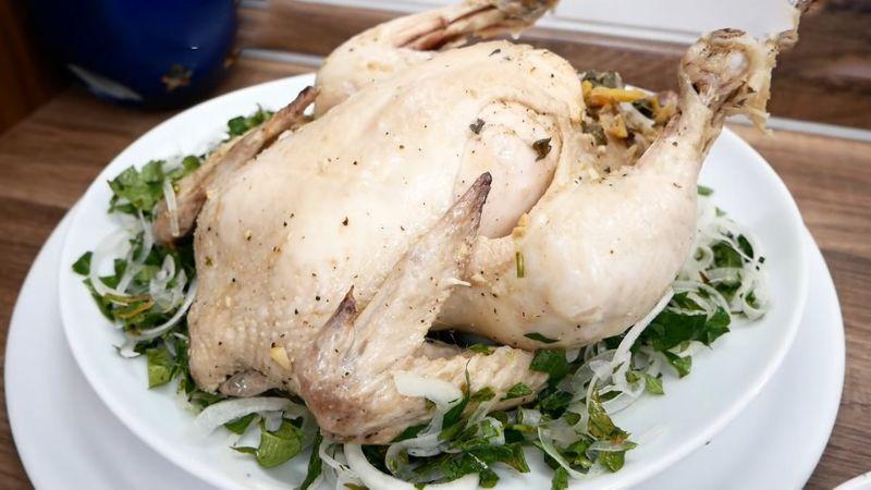 Khám phá cách làm món gà hấp rau răm với hương vị đậm đà, thơm nồng, chắc chắn sẽ khiến bạn không thể quên.