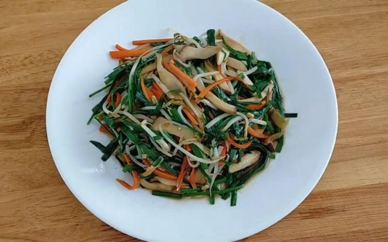 Khám phá cách làm nấm đùi gà xào giá hẹ chuẩn vị, dễ dàng thực hiện và không cần chỉnh sửa thêm.