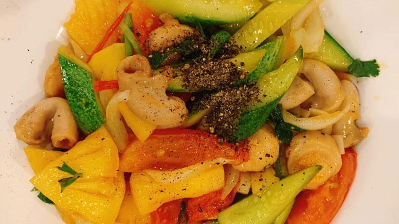 Hướng dẫn làm lòng heo xào chua ngọt với lòng trắng giòn tan, không bị dai, đem lại hương vị hấp dẫn khó cưỡng.