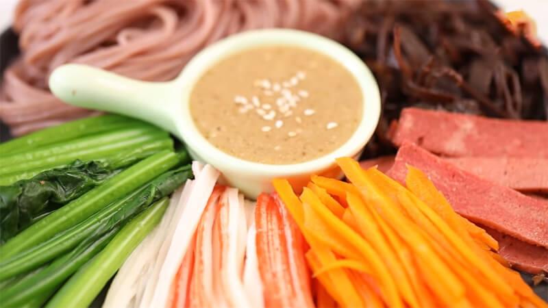 Bún gạo lứt trộn rau củ thanh cua, món ăn nhẹ đầy màu sắc và hương vị, dễ thực hiện và tuyệt vời cho sức khỏe của bạn.