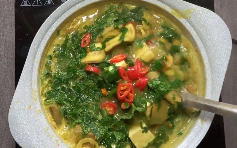 Khám phá món canh chuối xanh – sự lựa chọn lý tưởng để làm dịu mát cơ thể trong những ngày hè oi ả. Với hương vị thanh nhẹ và bổ dưỡng, món canh này không chỉ giải nhiệt mà còn giúp bạn cảm nhận được sự tươi mới từ thiên nhiên.