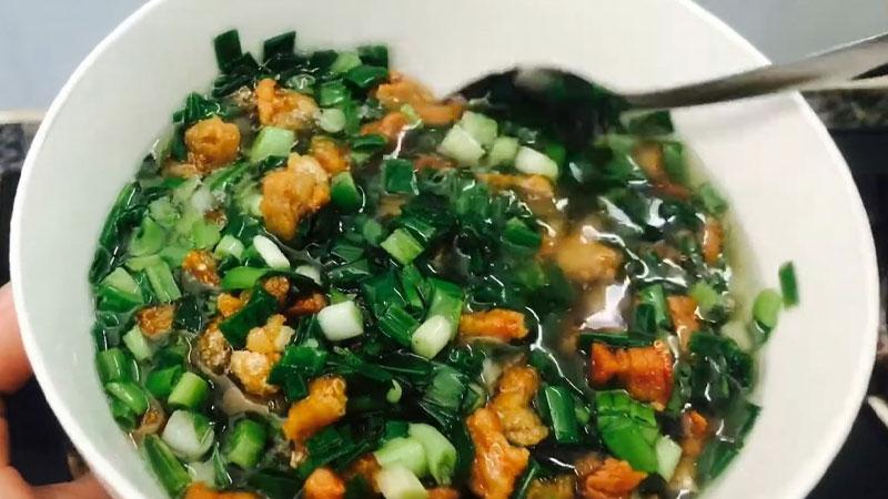 Khám phá cách chế biến mỡ hành thơm lừng, béo ngậy, kết hợp hoàn hảo với các món như bắp nướng, sò nướng, hàu nướng, tạo nên hương vị hấp dẫn và màu xanh bắt mắt.