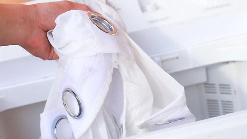 Khám phá những cách đơn giản và hiệu quả để làm sạch rèm cửa tại nhà, giúp không gian luôn sáng sủa và gọn gàng.