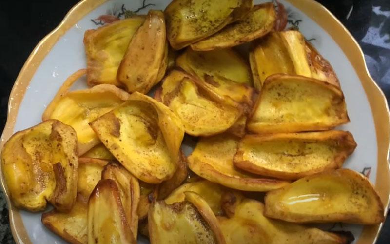 Khám phá cách làm món mít chiên giòn thơm ngon, giống như mít sấy, ngay tại nhà một cách đơn giản và dễ dàng.
