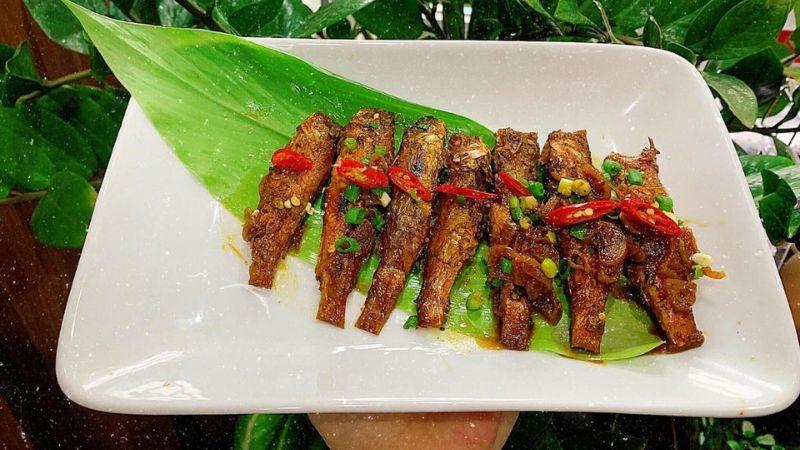 Công thức nấu cá kho lá nghệ mật mía với màu sắc hấp dẫn, thịt cá mềm mại và hương thơm quyến rũ.