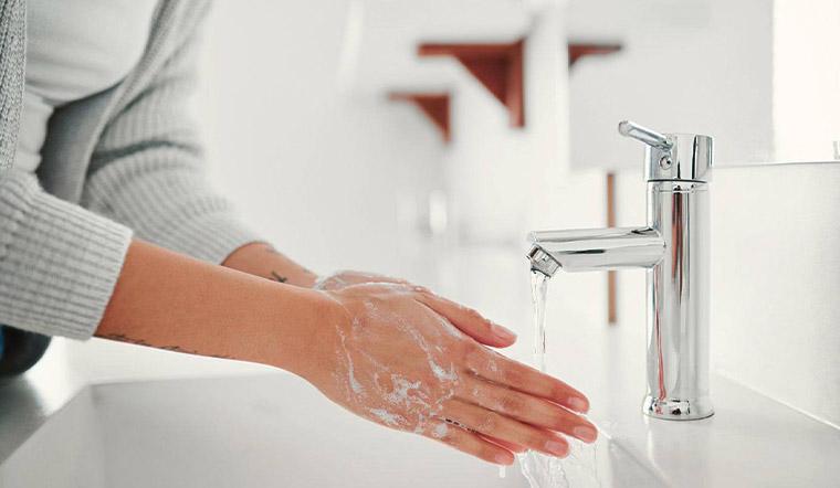 Cùng khám phá những bí quyết bảo vệ sức khỏe trong mùa mưa để không bị ảnh hưởng bởi các bệnh tật phổ biến.