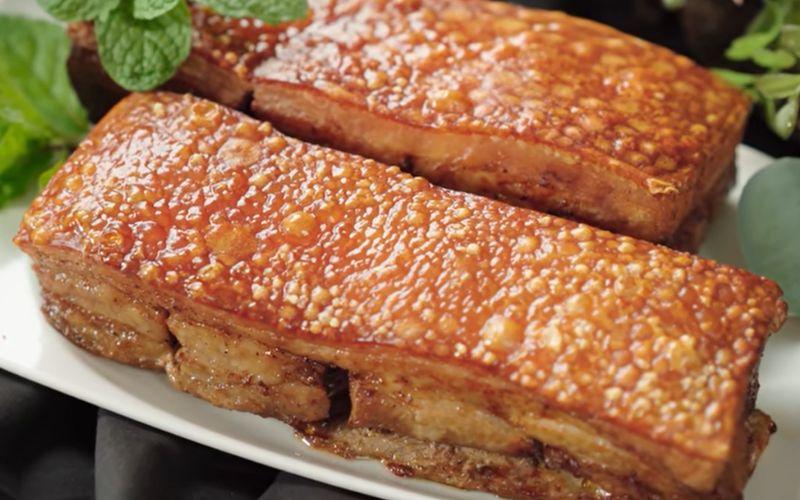 Khám phá cách ướp thịt heo quay với lớp da giòn rụm, vàng óng ánh và hương vị thơm ngon đậm đà.