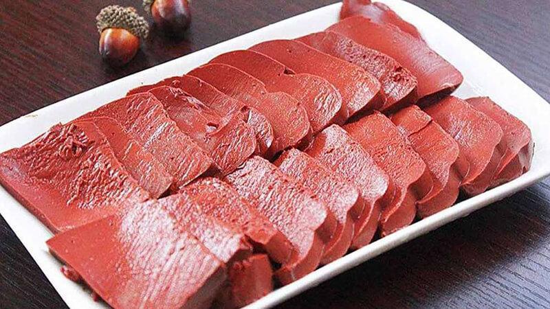 Cách chế biến huyết heo luộc mềm mịn, thơm ngon không còn mùi tanh