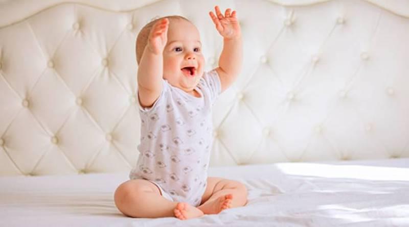 Khi nào là thời điểm thích hợp để bắt đầu dạy bé ngồi đúng cách? Dưới đây là 10 phương pháp giúp bé ngồi vững vàng và bảo vệ sự phát triển cột sống.