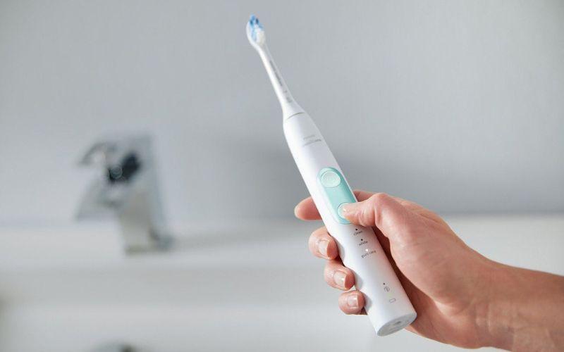 Những nguy cơ tiềm ẩn đối với sức khỏe răng miệng khi sử dụng bàn chải điện sai cách