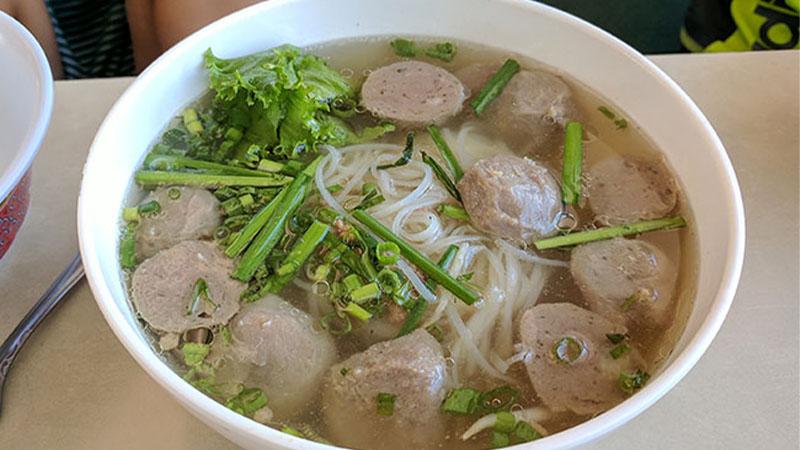 Hướng dẫn cách nấu hủ tiếu bò viên ngon miệng và hấp dẫn.