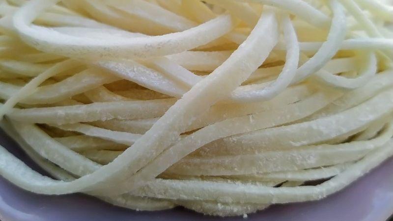 Khám phá cách làm sợi bánh canh từ bột lọc tại nhà, nhanh chóng và dễ dàng, mang đến hương vị đặc trưng đậm đà.