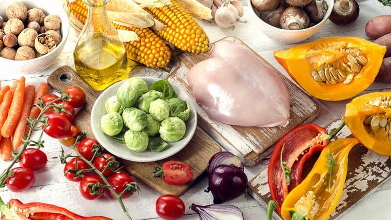 Thực đơn ăn dặm cho bé 1 tuổi không chỉ phải phong phú về các món ăn mà còn cần đảm bảo đầy đủ dưỡng chất, giúp bé yêu phát triển mạnh mẽ. Dù bé có biếng ăn đến đâu, một chế độ ăn đa dạng sẽ kích thích bé ăn ngon, mau chóng lớn và khỏe mạnh.