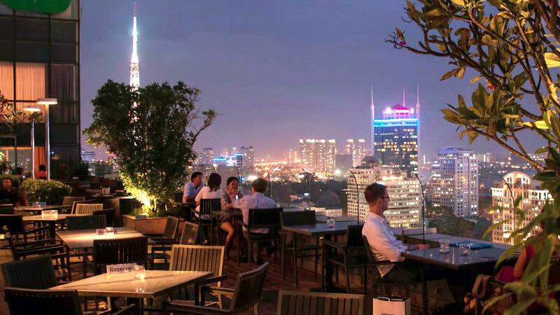 7 nhà hàng sang trọng, tọa lạc từ tầng 20 trở lên, lý tưởng cho những buổi hẹn hò lãng mạn ngập tràn ánh sáng và cảm xúc
