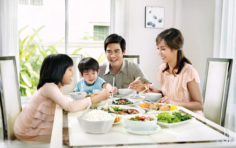 Trong nhịp sống hối hả hiện đại, liệu bữa cơm gia đình còn giữ được vai trò quan trọng như xưa?
