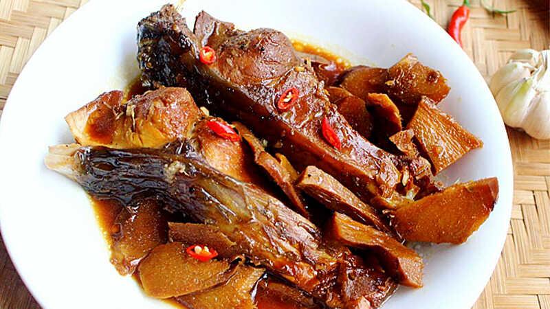 Bí quyết để kho cá trắm với củ riềng, món ăn đậm đà, thơm ngon, khiến bữa cơm trở nên hấp dẫn và khó quên.