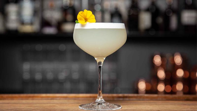 Hướng dẫn pha chế cocktail White Lady - Quý bà trắng đầy hấp dẫn và dễ thực hiện.