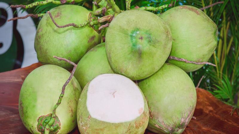Làm thế nào để chọn được dừa xiêm tươi ngon, nhiều nước?