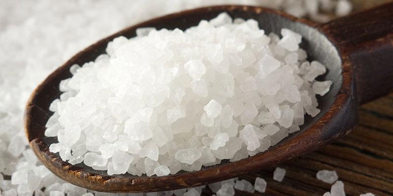 Ngâm chân trong nước muối loãng 15 phút mỗi ngày để thư giãn và cải thiện sức khỏe đôi chân.